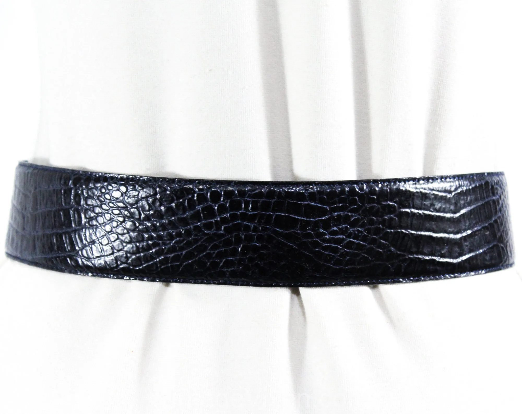 1990s Navy Blue Belt - Size 6 to 10 Faux Alligator Reptile Snakeskin Pattern - Small Medium 80s 90s Vegan Snake Skin - Waist 26 to 29.5