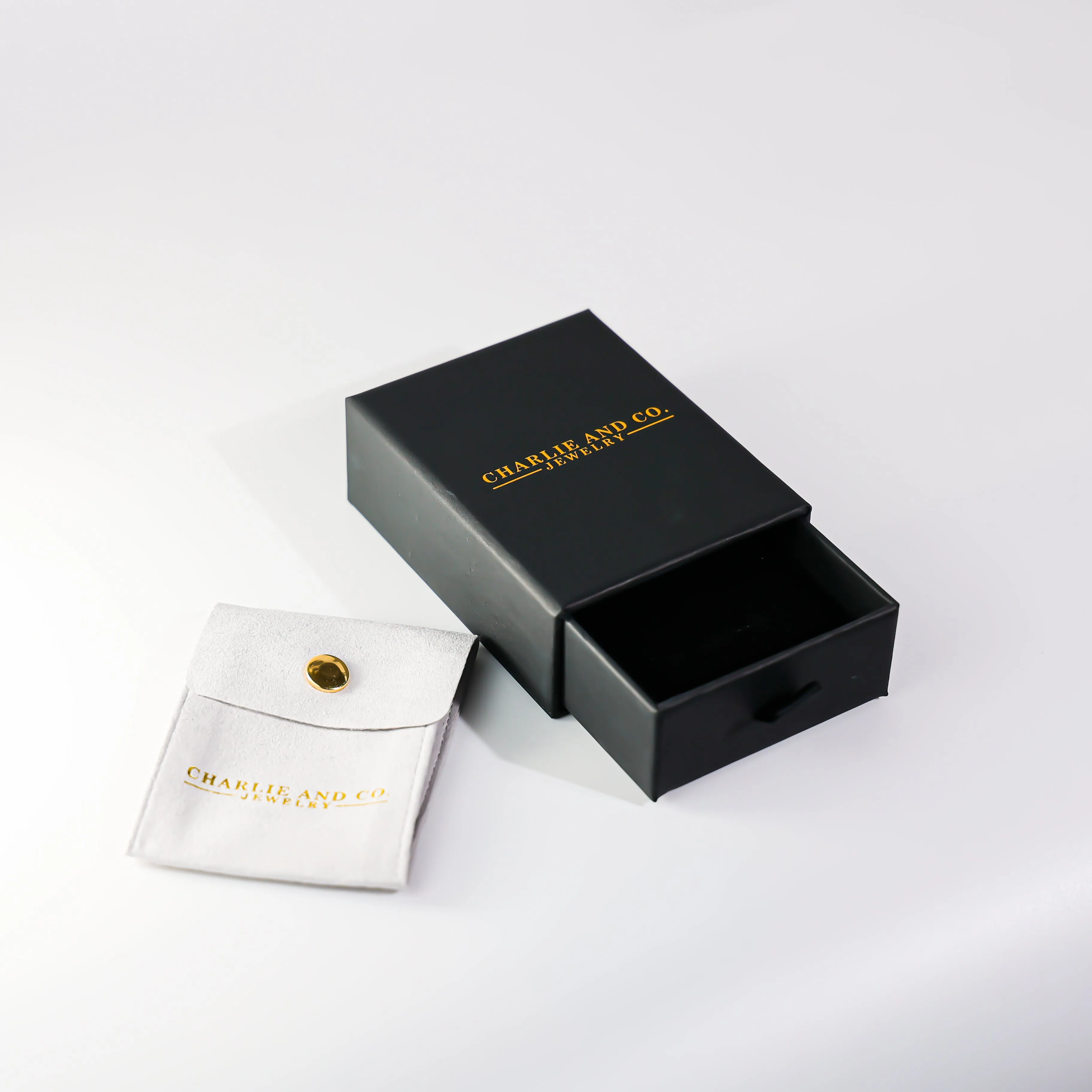 Gold Triangle Post Earrings - Model XE3081